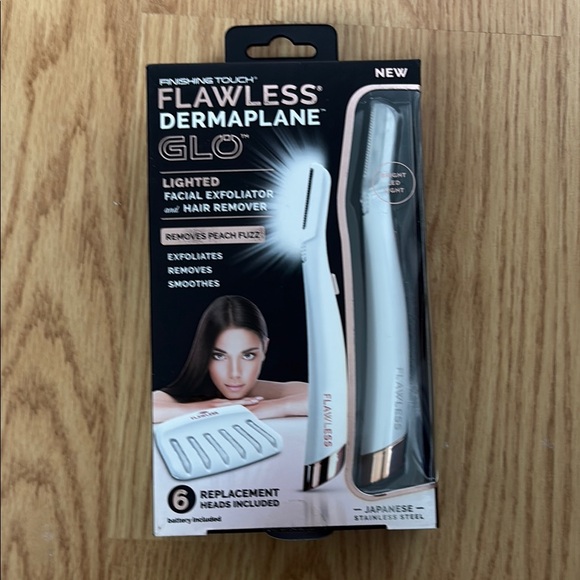 Finishing Touch Flawless Dermaplane Glo Facial Exfoliator and Flawless Face - Picture 3 of 5